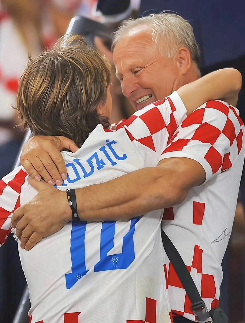 真稳了？拜仁未来6轮对手都在下半区，全队狂奔庆祝&凯恩默默振臂